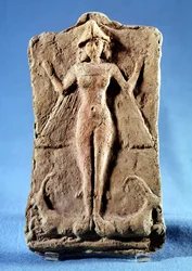 Placca raffigurante una dea alata, possibilmente Ishtar, in piedi su due stambecchi, da Ras Shamra (Ugarit) 3° millennio a.C.